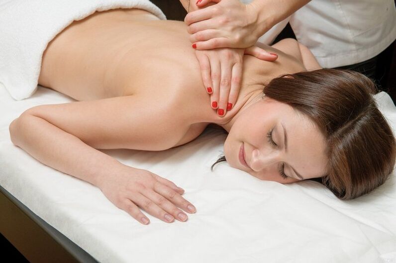 Massage tăng cường sức mạnh sẽ giúp bạn thư giãn và giảm căng thẳng. 